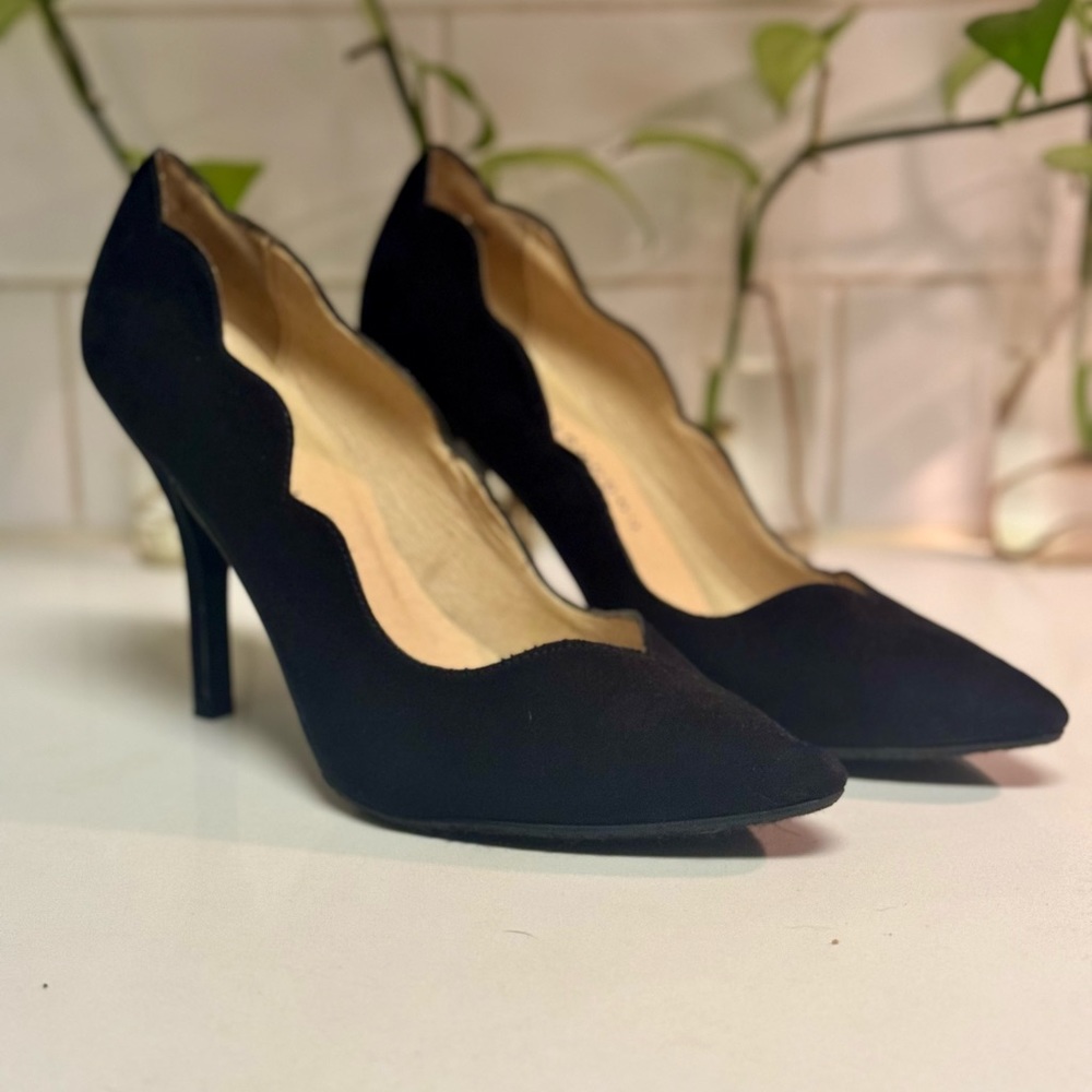 Chinese Laundry Black Scalloped Heels